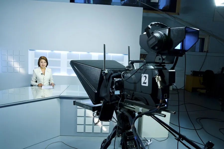 There are three common types of teleprompters: camera-mounted, floor/stand, and presidential. 